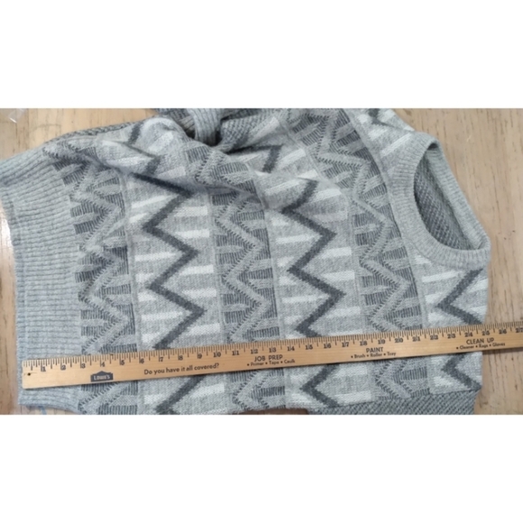 Gray white geometric Fair Isle pattern sweater - Picture 5 of 6